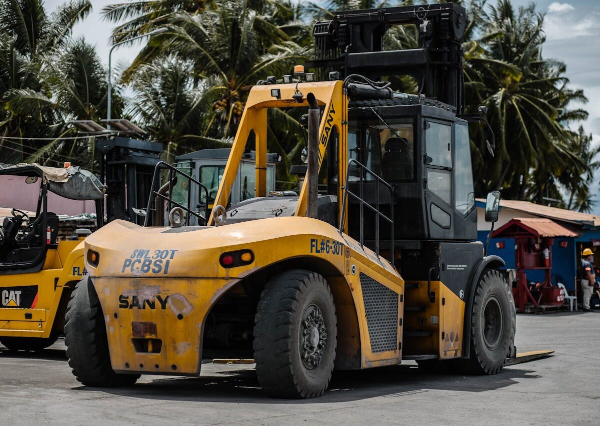 Empilhadeiras em centros logísticos