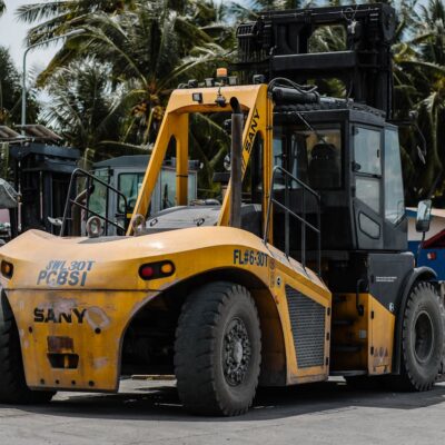 Empilhadeiras em centros logísticos