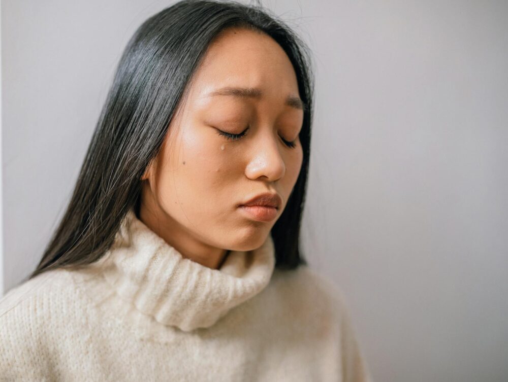 Para entender a diferença clínica entre tristeza passageira e depressão, é crucial observar a intensidade, duração e impacto