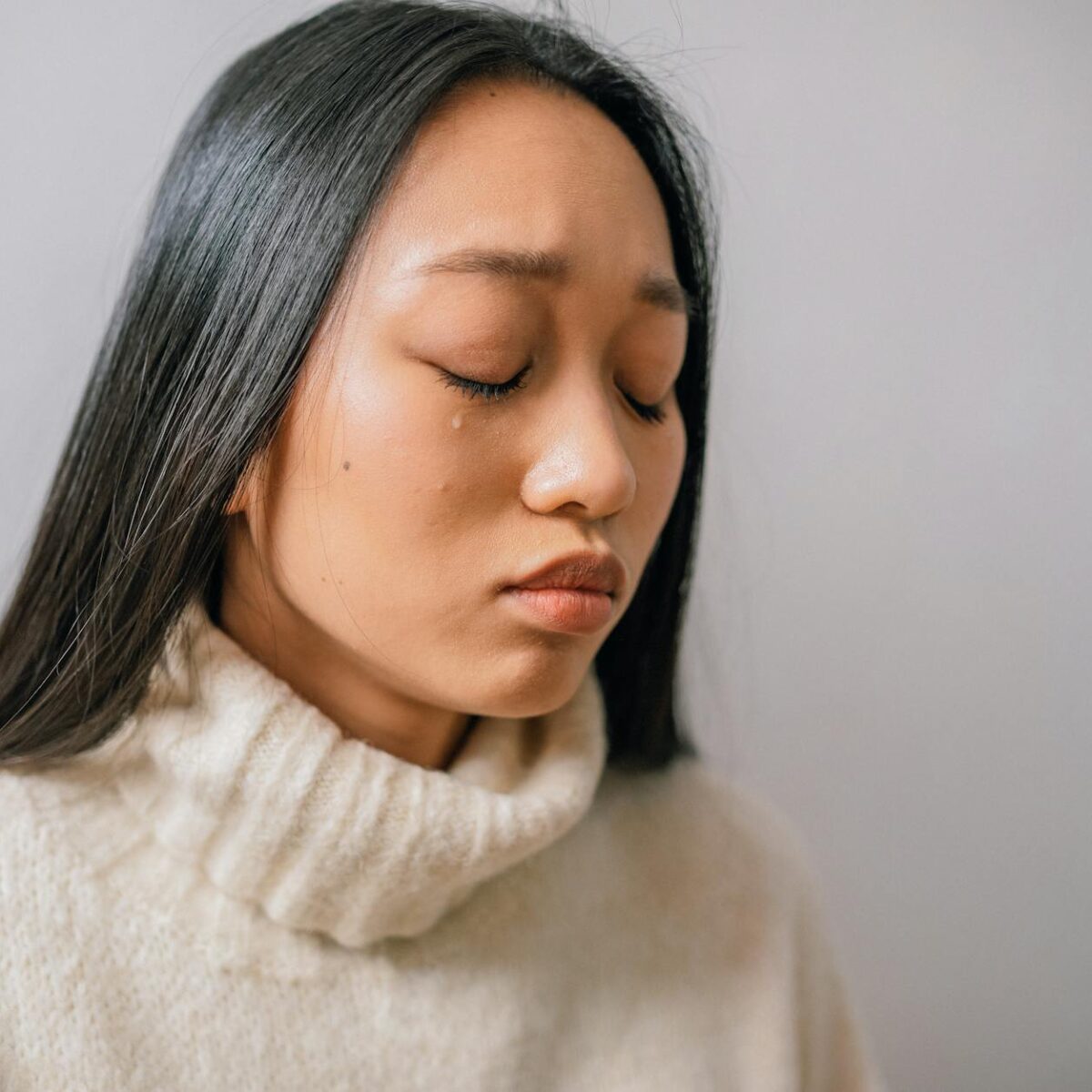 Para entender a diferença clínica entre tristeza passageira e depressão, é crucial observar a intensidade, duração e impacto