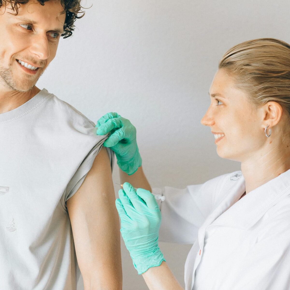 Para entender a importância da vacinação em adultos (além da gripe), é crucial reconhecer que imunizar-se protege contra uma