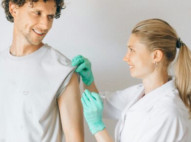 Para entender a importância da vacinação em adultos (além da gripe), é crucial reconhecer que imunizar-se protege contra uma