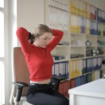 Para a importância das pausas ativas durante o expediente, elas são cruciais para manter a saúde física e mental, prevenir o