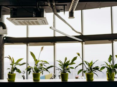 Para entender a relação entre ar condicionado e problemas respiratórios no trabalho, é crucial reconhecer que sistemas mal ma