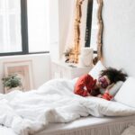 Para a temperatura ideal do quarto para um sono profundo, a maioria dos especialistas recomenda manter o ambiente entre 18°C