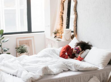 Para a temperatura ideal do quarto para um sono profundo, a maioria dos especialistas recomenda manter o ambiente entre 18°C