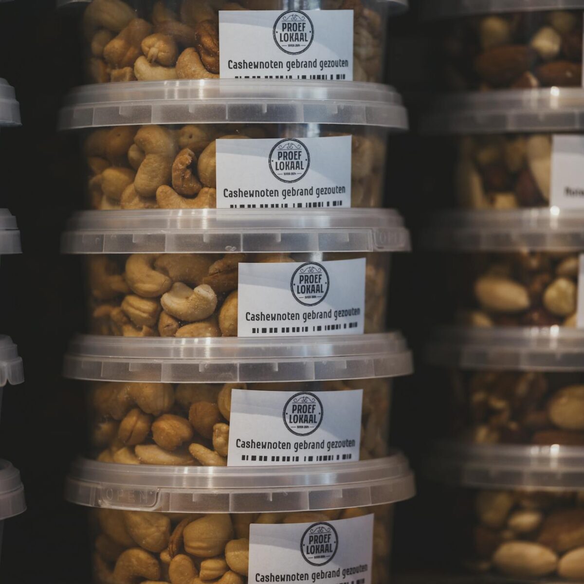 Para desvendar o açúcar oculto em alimentos e evitar armadilhas no supermercado, é crucial aprender a ler rótulos com atenção