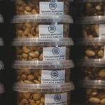 Para desvendar o açúcar oculto em alimentos e evitar armadilhas no supermercado, é crucial aprender a ler rótulos com atenção