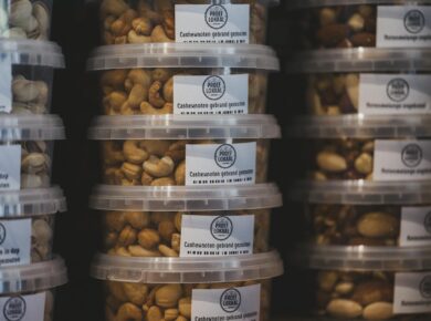 Para desvendar o açúcar oculto em alimentos e evitar armadilhas no supermercado, é crucial aprender a ler rótulos com atenção