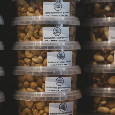 Para desvendar o açúcar oculto em alimentos e evitar armadilhas no supermercado, é crucial aprender a ler rótulos com atenção