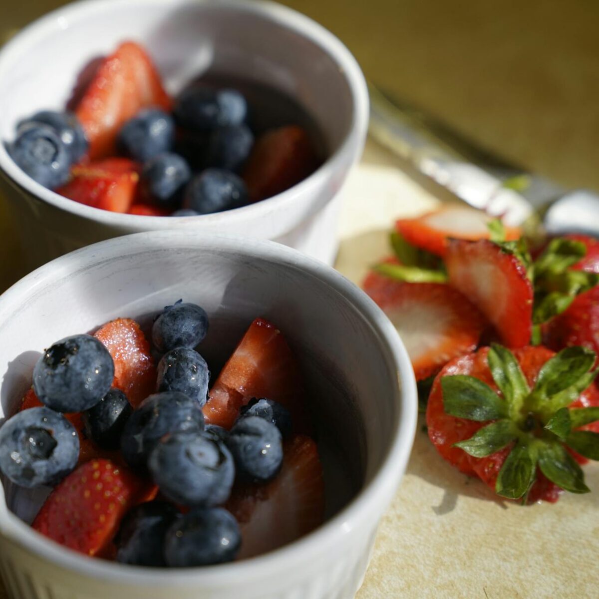 Para **alimentos anti-inflamatórios naturais**, inclua frutas vermelhas, vegetais folhosos escuros, peixes ricos em ômega-3,