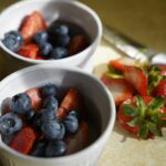 Para **alimentos anti-inflamatórios naturais**, inclua frutas vermelhas, vegetais folhosos escuros, peixes ricos em ômega-3,