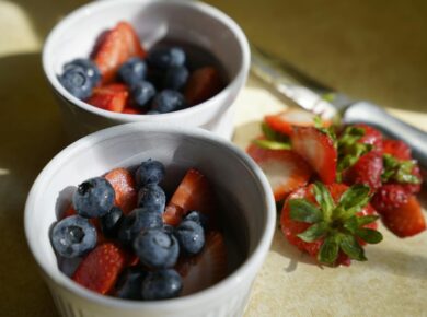 Para **alimentos anti-inflamatórios naturais**, inclua frutas vermelhas, vegetais folhosos escuros, peixes ricos em ômega-3,