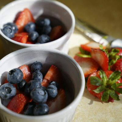 Para **alimentos anti-inflamatórios naturais**, inclua frutas vermelhas, vegetais folhosos escuros, peixes ricos em ômega-3,