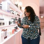 Autoexame: a importância de conhecer o próprio corpo (mamas, testículos, pele).