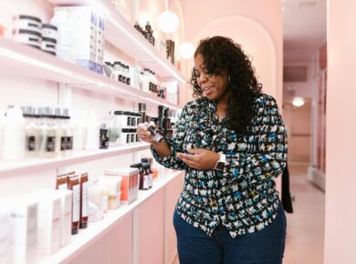 Autoexame: a importância de conhecer o próprio corpo (mamas, testículos, pele).