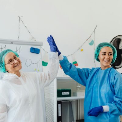 Para Biohacking: o que é e quais práticas são seguras para iniciantes, é essencial compreender que biohacking é a arte e ciên