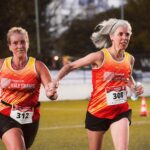 Para começar a correr e ir do sofá aos 5km sem lesões, inicie com caminhadas, evoluindo gradualmente para trotes leves e corr