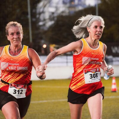 Para começar a correr e ir do sofá aos 5km sem lesões, inicie com caminhadas, evoluindo gradualmente para trotes leves e corr