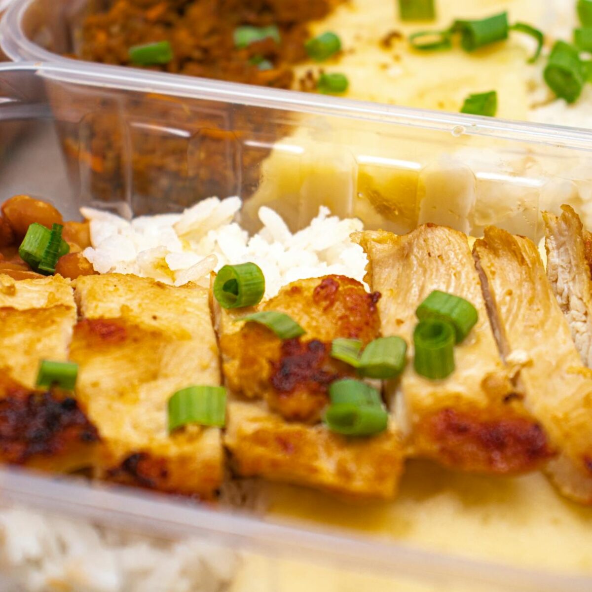 Para montar uma marmita saudável para a semana inteira, comece planejando o cardápio com antecedência, focando no equilíbrio