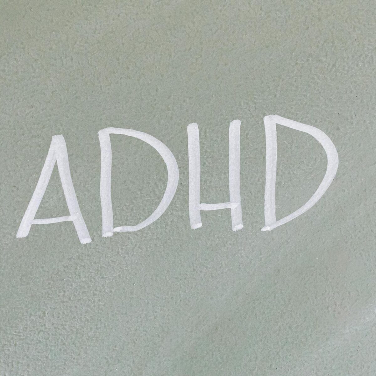 Para entender o que acontece com seu cérebro ao dormir menos de 6 horas a longo prazo, saiba que essa privação crônica pode l