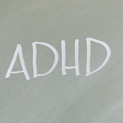 Para entender o que acontece com seu cérebro ao dormir menos de 6 horas a longo prazo, saiba que essa privação crônica pode l