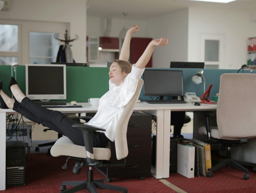 Para fazer ginástica laboral com 5 exercícios rápidos na cadeira, comece com alongamentos de pescoço, rotações de ombros, fle