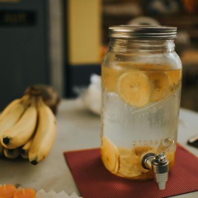 Para promover a hidratação além da água, frutas e vegetais são fontes essenciais de líquidos, vitaminas e minerais. Alimentos