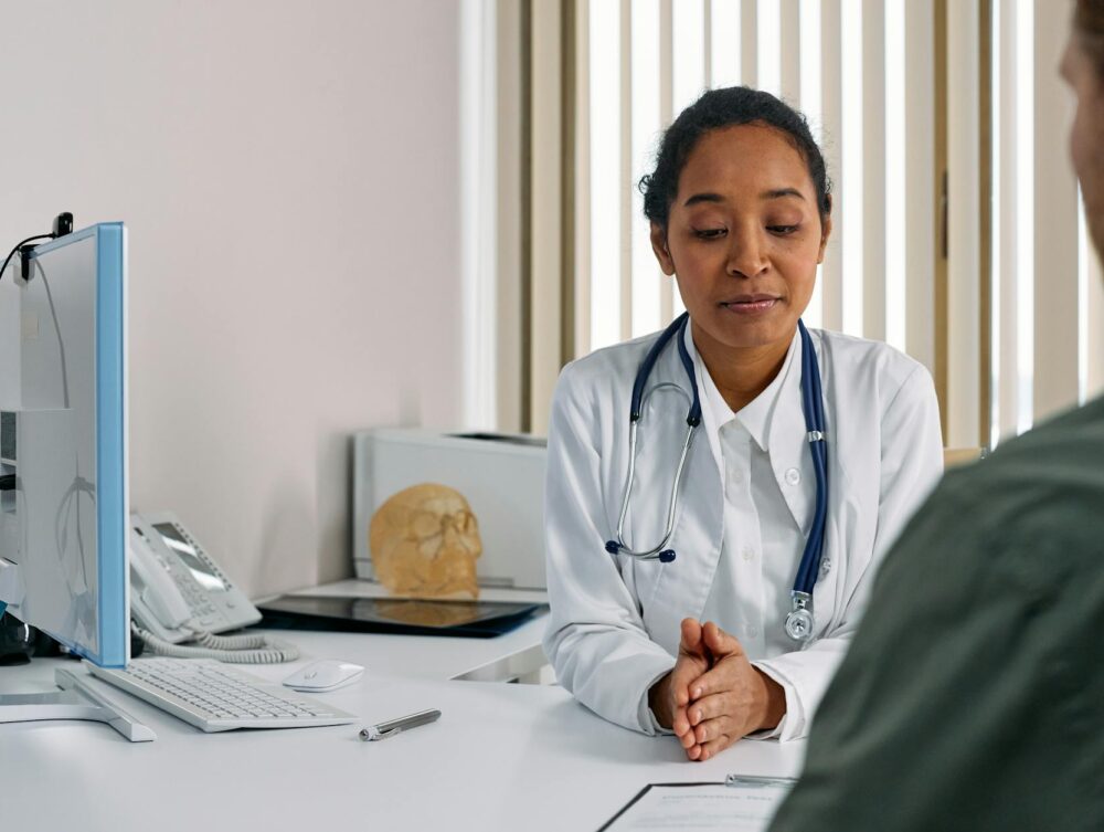 Para diferenciar insônia crônica da ocasional e saber quando procurar um médico, observe a frequência e impacto. A insônia oc