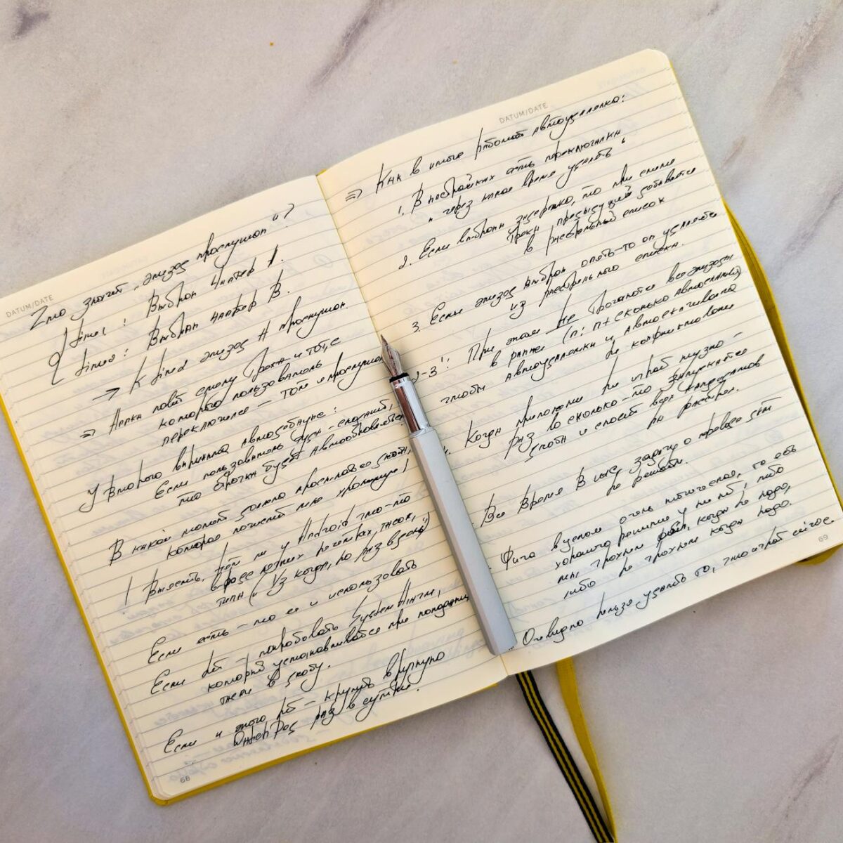 Para o Journaling, a escrita terapêutica ajuda a processar emoções ao oferecer um espaço seguro e privado para expressar pens