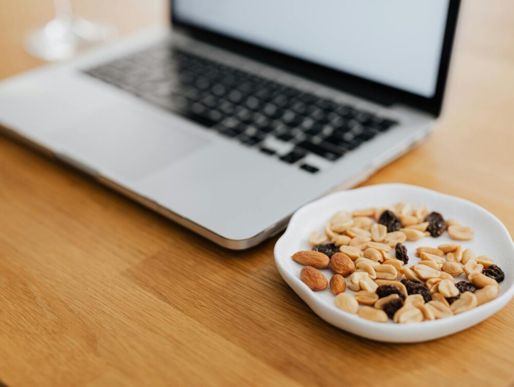 Para ter lanches saudáveis na gaveta do escritório e evitar junk food, priorize opções práticas e nutritivas como frutas seca