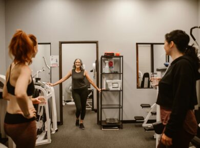 Para desmistificar a reposição hormonal na menopausa e andropausa, é crucial entender que ela visa aliviar sintomas e melhora