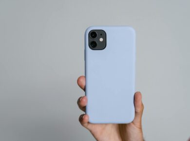 Para entender o impacto da luz azul (celulares/telas) na produção de melatonina, é crucial saber que a exposição a essa luz,