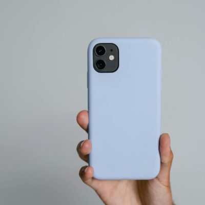 Para entender o impacto da luz azul (celulares/telas) na produção de melatonina, é crucial saber que a exposição a essa luz,