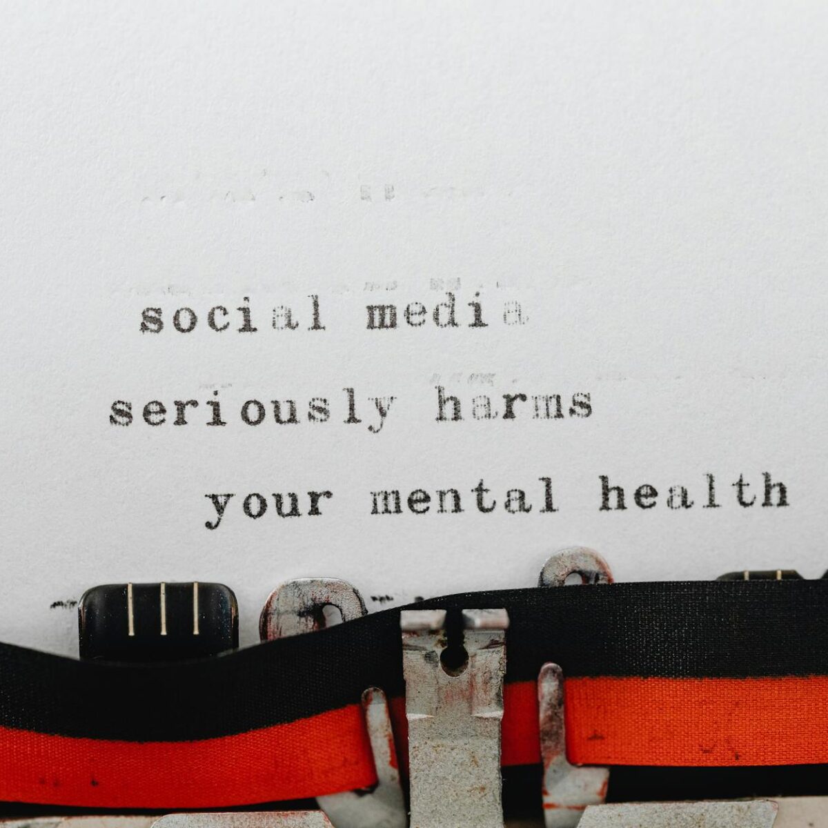 Para o impacto das redes sociais na autoimagem e saúde mental, é crucial reconhecer que elas podem tanto fomentar conexões qu