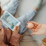 Para o papel da gratidão na química cerebral e redução do estresse, a prática regular estimula a liberação de neurotransmisso