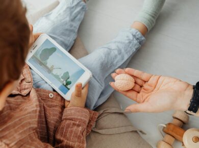 Para o papel da gratidão na química cerebral e redução do estresse, a prática regular estimula a liberação de neurotransmisso