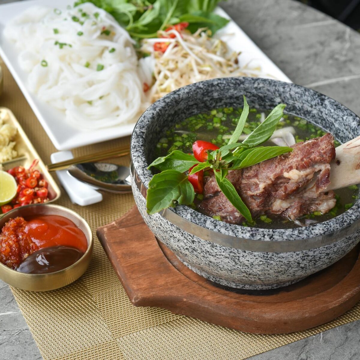 Para fortalecer os ossos e combater a osteoporose, é fundamental adotar uma dieta rica em cálcio e vitamina D, além de pratic