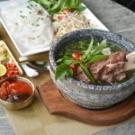 Para fortalecer os ossos e combater a osteoporose, é fundamental adotar uma dieta rica em cálcio e vitamina D, além de pratic