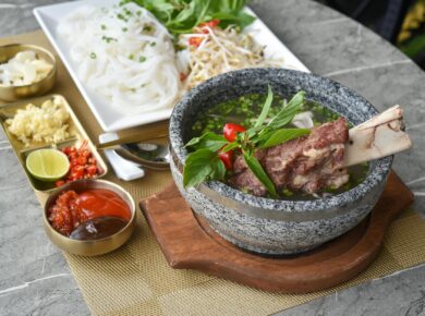 Para fortalecer os ossos e combater a osteoporose, é fundamental adotar uma dieta rica em cálcio e vitamina D, além de pratic