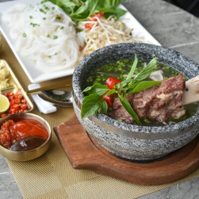 Para fortalecer os ossos e combater a osteoporose, é fundamental adotar uma dieta rica em cálcio e vitamina D, além de pratic