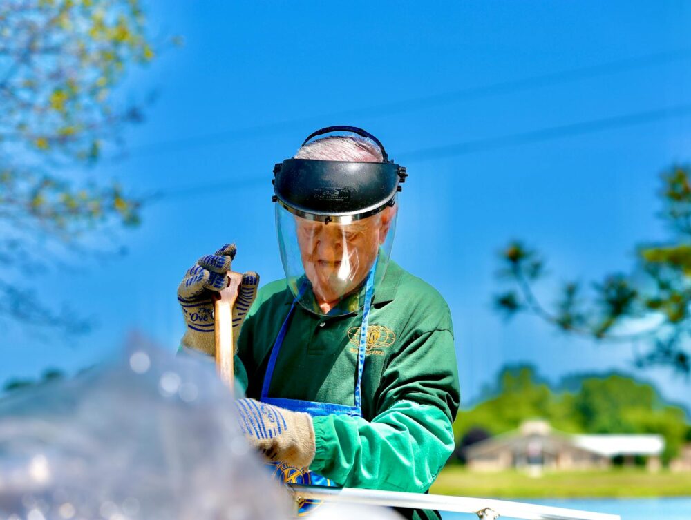 Para a prevenção de quedas na terceira idade, é fundamental adaptar o ambiente doméstico. Isso inclui instalar barras de apoi