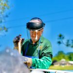 Para a prevenção de quedas na terceira idade, é fundamental adaptar o ambiente doméstico. Isso inclui instalar barras de apoi