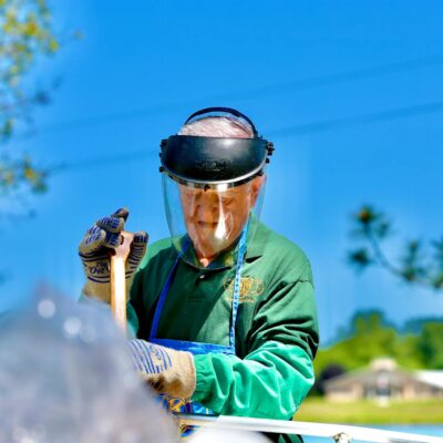 Para a prevenção de quedas na terceira idade, é fundamental adaptar o ambiente doméstico. Isso inclui instalar barras de apoi