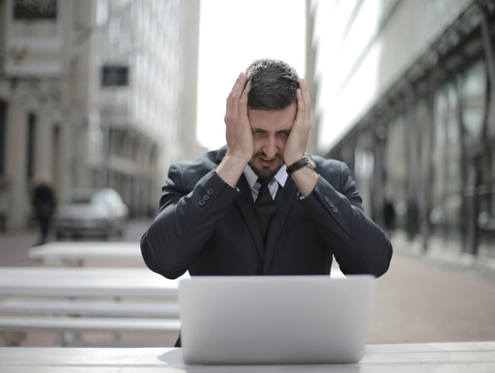 Para quebrar o ciclo vicioso de procrastinação e ansiedade, é crucial identificar os gatilhos emocionais e cognitivos que per