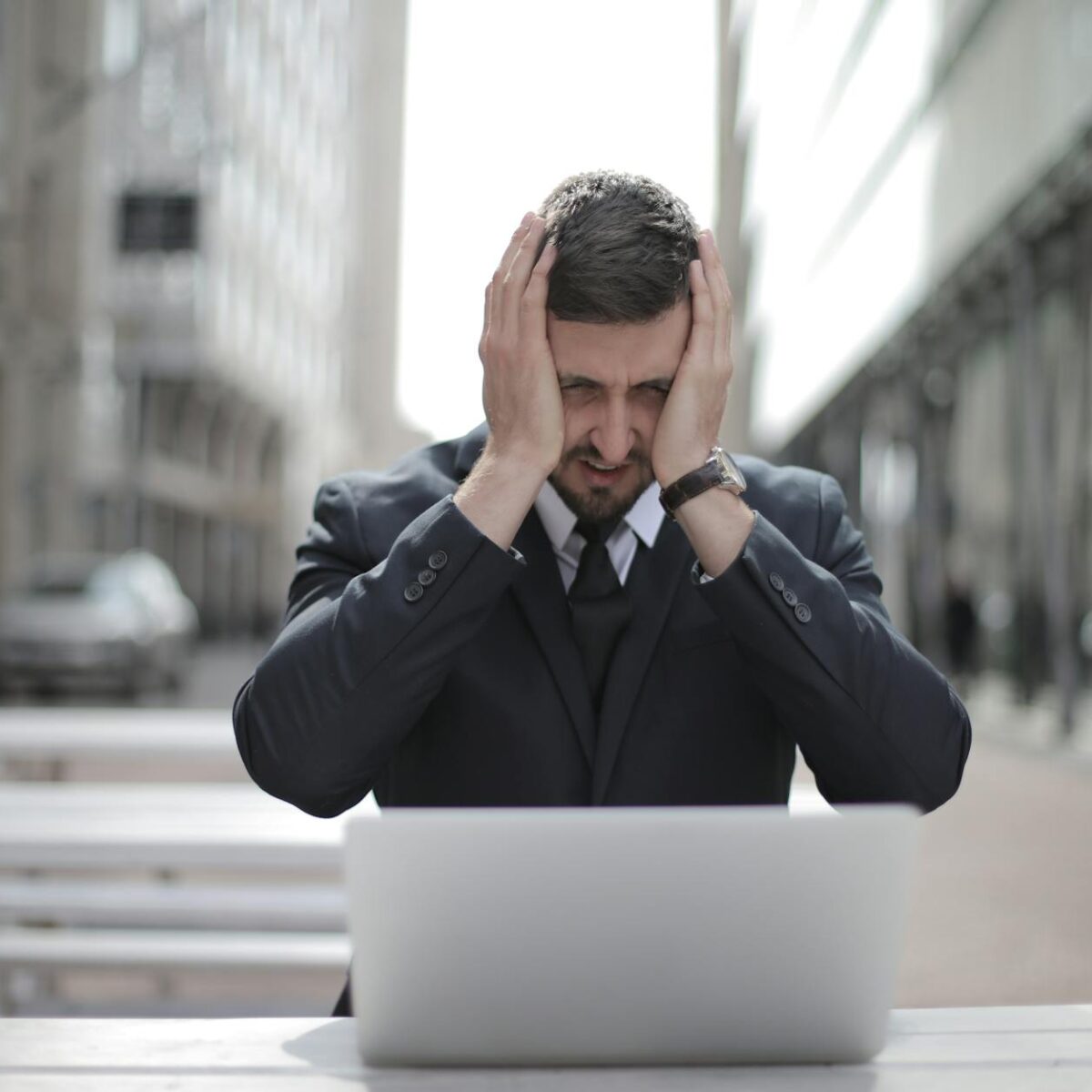 Para quebrar o ciclo vicioso de procrastinação e ansiedade, é crucial identificar os gatilhos emocionais e cognitivos que per