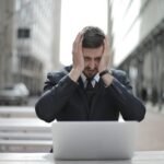 Para quebrar o ciclo vicioso de procrastinação e ansiedade, é crucial identificar os gatilhos emocionais e cognitivos que per