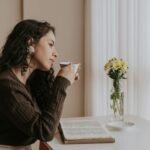 Para começar o dia com menos cortisol, implemente uma rotina matinal estratégica que inclua despertar sem pressa, meditação o