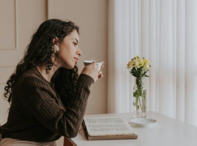 Para começar o dia com menos cortisol, implemente uma rotina matinal estratégica que inclua despertar sem pressa, meditação o