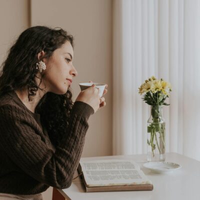 Para começar o dia com menos cortisol, implemente uma rotina matinal estratégica que inclua despertar sem pressa, meditação o